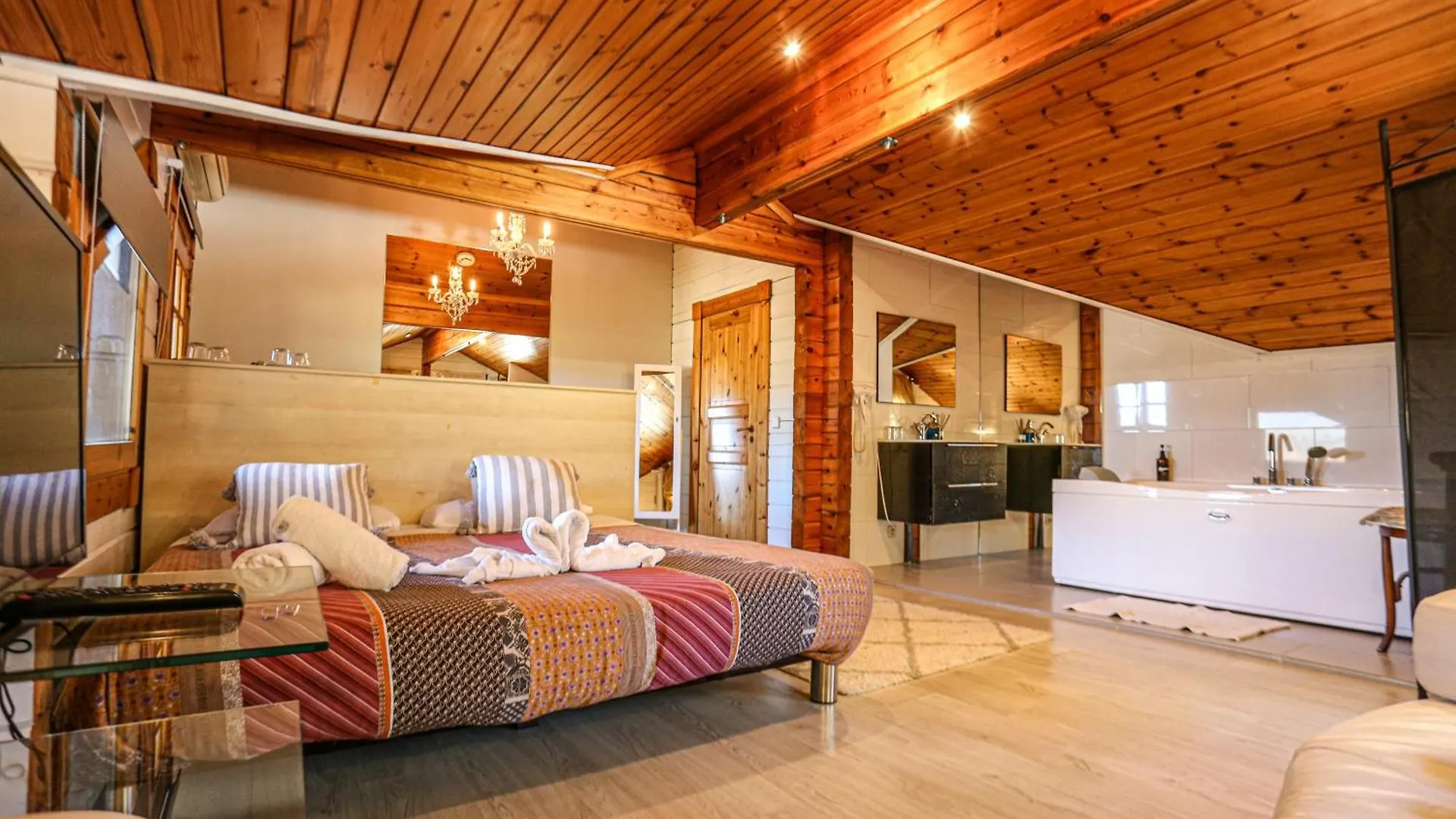 Les Suites Santa Maria de Palautordera Guest house